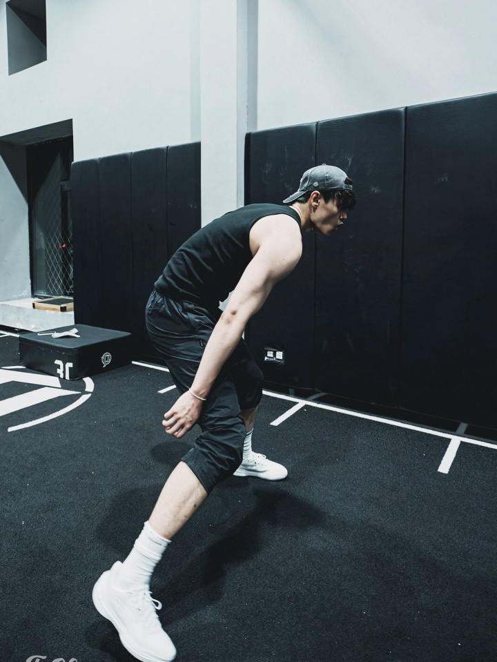 开云体育-留在NBA别回来了！曾凡博更新INS努力训练中！变得相当壮实啊！