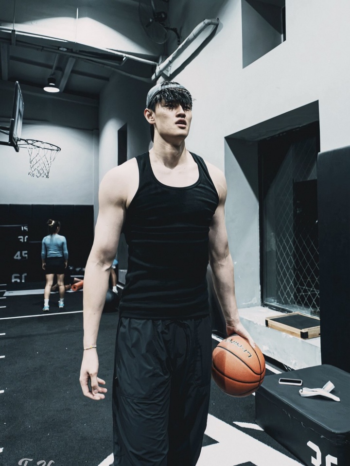 开云体育-留在NBA别回来了！曾凡博更新INS努力训练中！变得相当壮实啊！