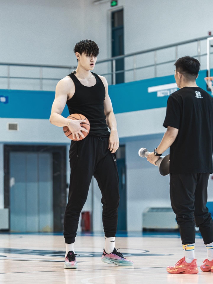 开云体育-留在NBA别回来了！曾凡博更新INS努力训练中！变得相当壮实啊！