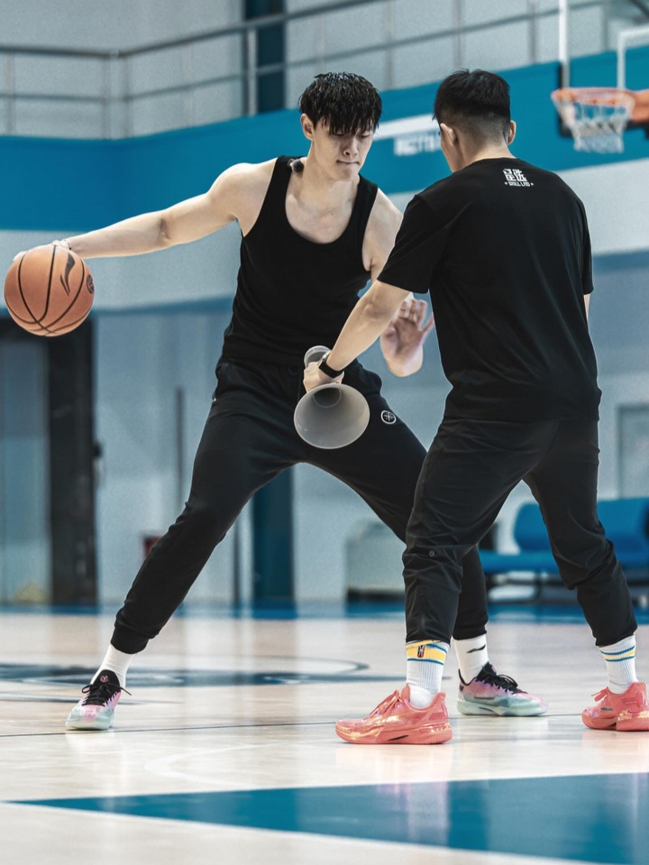 开云体育-留在NBA别回来了！曾凡博更新INS努力训练中！变得相当壮实啊！