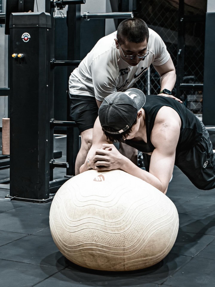 开云体育-留在NBA别回来了！曾凡博更新INS努力训练中！变得相当壮实啊！