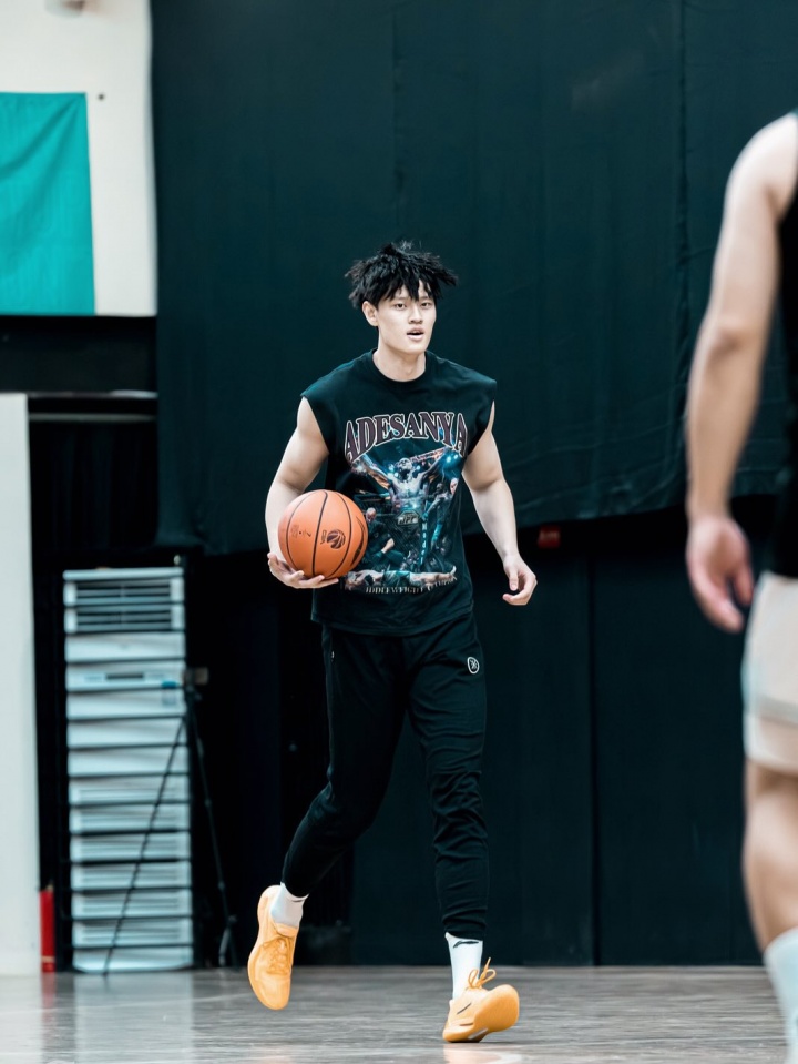 开云体育-留在NBA别回来了！曾凡博更新INS努力训练中！变得相当壮实啊！