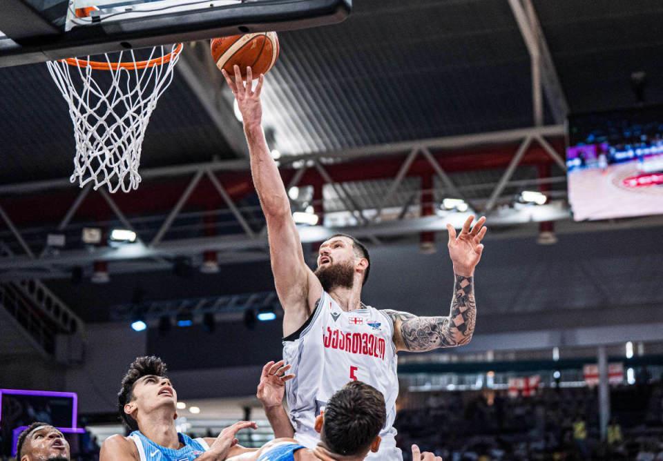 体育平台-独挑大梁！前马刺雄鹿替补内线面对希腊队也算是拼尽全力了？