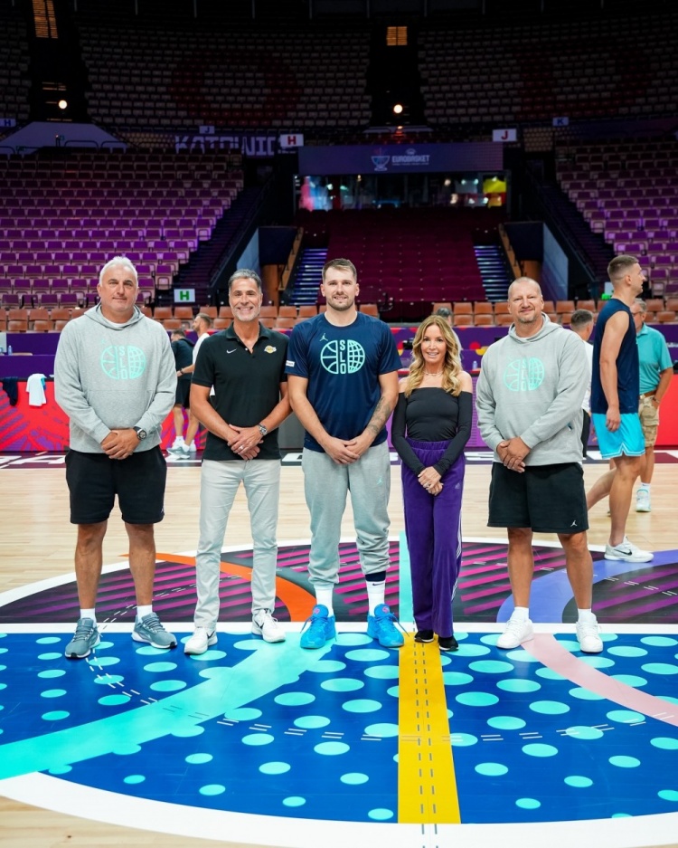 开云app-高水平赛事&球星云集!湖人、雄鹿、开拓者等队管理层观战欧锦赛