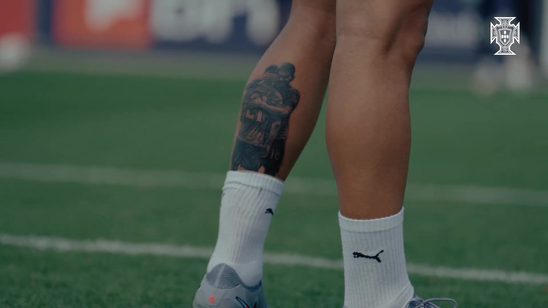 开云app-😔缅怀国家队队友！鲁本-内维斯将拥抱若塔画面纹在小腿