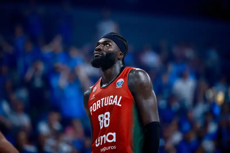 开云体育-克塔全场8中5,罚球10中5得到15分3板1断1帽、2次技犯离场