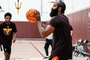 开云体育-登哥瘦了？亚利桑那州大男篮官媒晒哈登回母校训练的照片