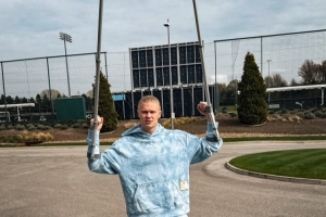 开云体育-我会回来的哈兰德晒高举拐杖的照片,左脚穿着保护靴