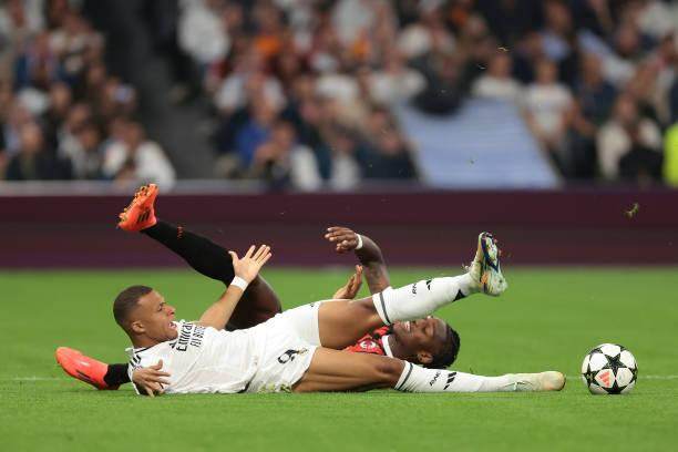 开云体育-【现场】全员梦游遭狂嘘 “伯纳乌厌倦了这支皇马”