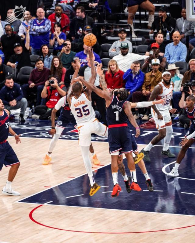 体育平台-赛季第一场就加班！KD哈登上演“夕阳红”对飚