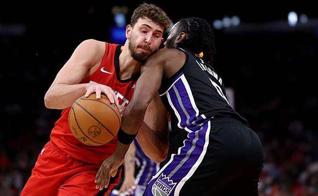 体育平台-16分钟0分，火箭新锋线低迷10场 申京25+15换打法 不打低位是顶级