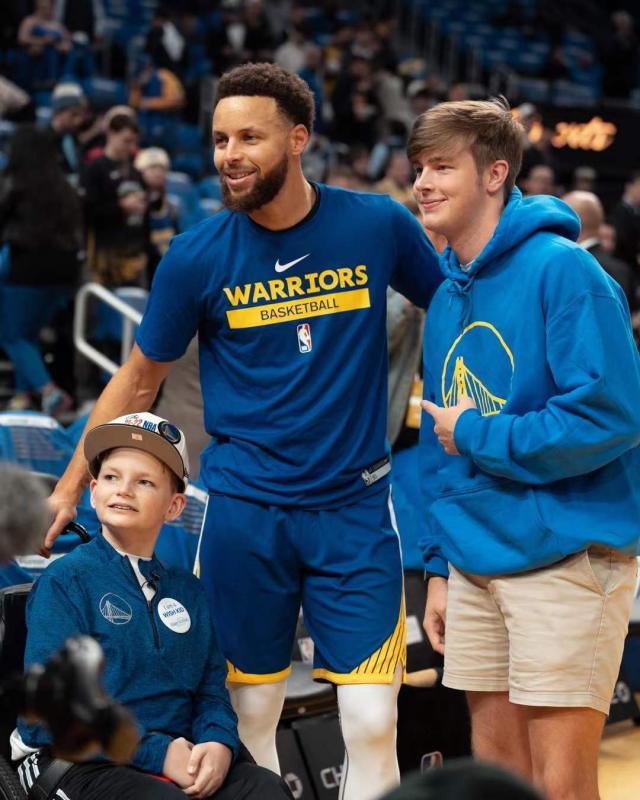 开云体育-【现场】特殊来宾造访勇士主场 一哥复出难阻失利