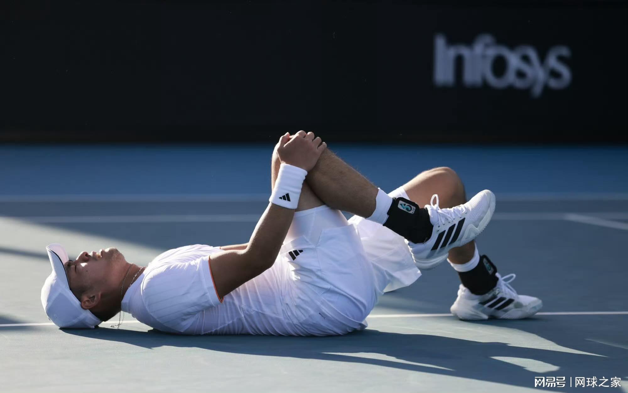 体育平台-斯瓦泰克再陷八爪鱼干扰球争议风波，吴易昺燃尽惜败赛后抽筋倒地